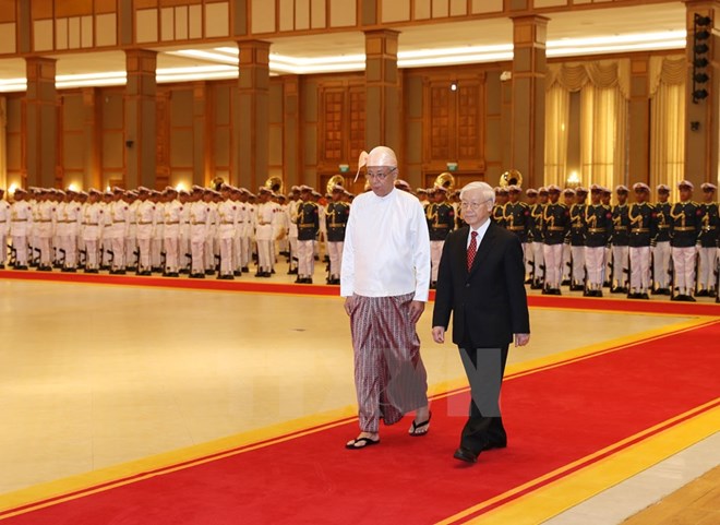 Tổng thống Myanmar Htin Kyaw và Tổng Bí thư Nguyễn Phú Trọng tại Lễ đón. (Ảnh: Trí Dũng/TTXVN)