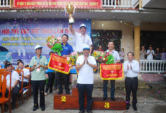  Lãnh đạo sở GTVT tỉnh Quảng Bình trao giải toàn đoàn cho các đơn vị.