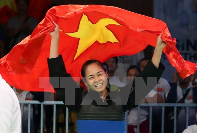 Nữ võ sỹ Phạm Thị Tươi ăn mừng sau khi giành được tấm huy chương vàng. (Ảnh: Quốc Khánh/TTXVN)