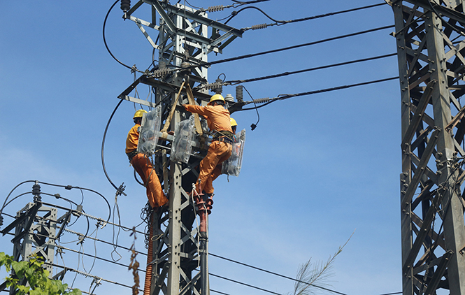 Công nhân Điện lực Đồng Hới kiểm tra, bảo dưỡng thiết bị lưới điện phục vụ dịp lễ Quốc khánh 2-9.
