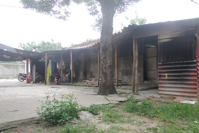  Một góc khu nhà công vụ giáo viên đã xuống cấp trầm trọng của Trường THPT Lương Thế Vinh (thị xã Ba Đồn).         