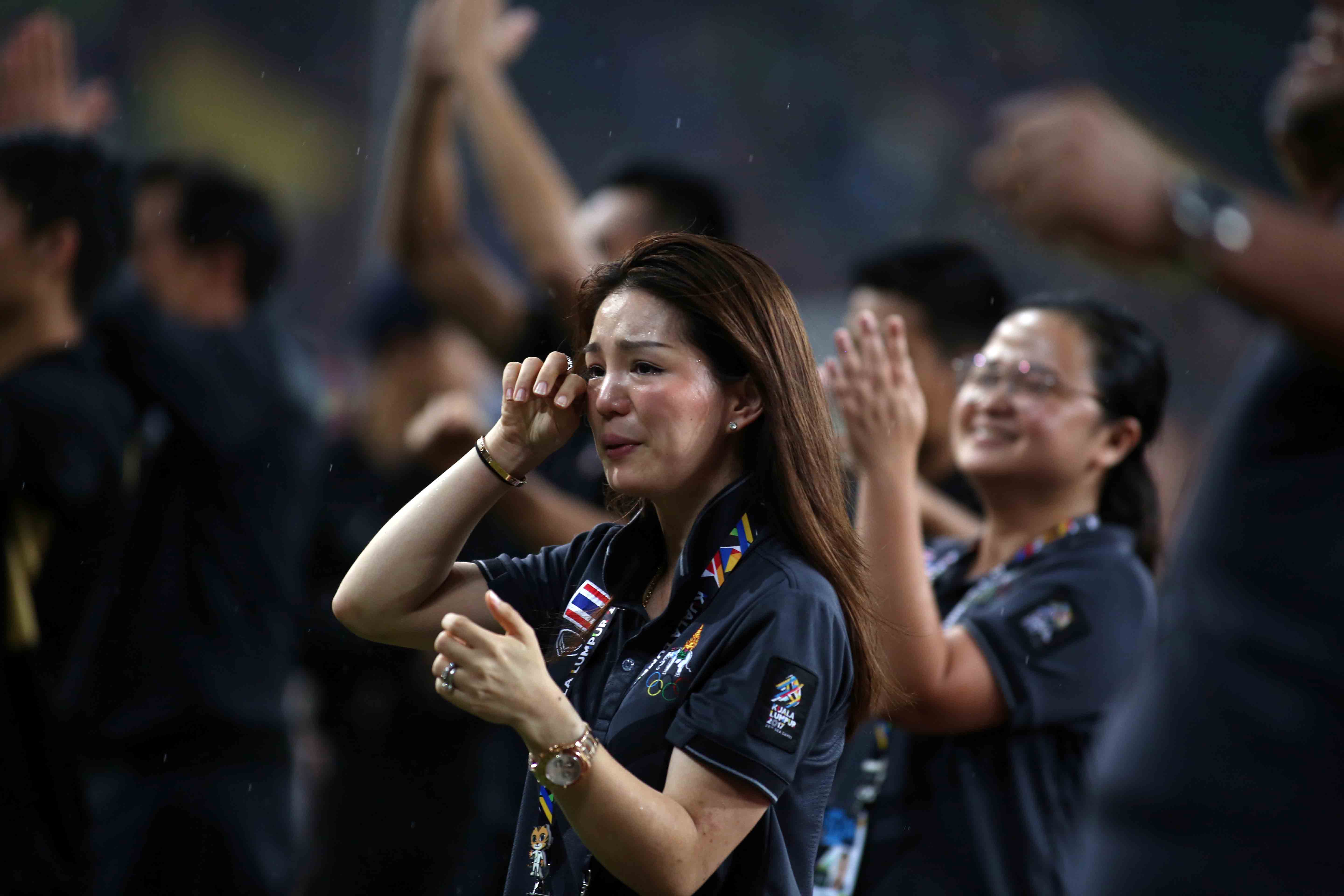 Bà Watanya Wongopasi  - trưởng đoàn bóng đá Thái tại SEA Games 29 bật khóc sau khi đội nhà đoạt chức vô địch SEA Games 29. Ảnh: NGUYÊN KHÔI