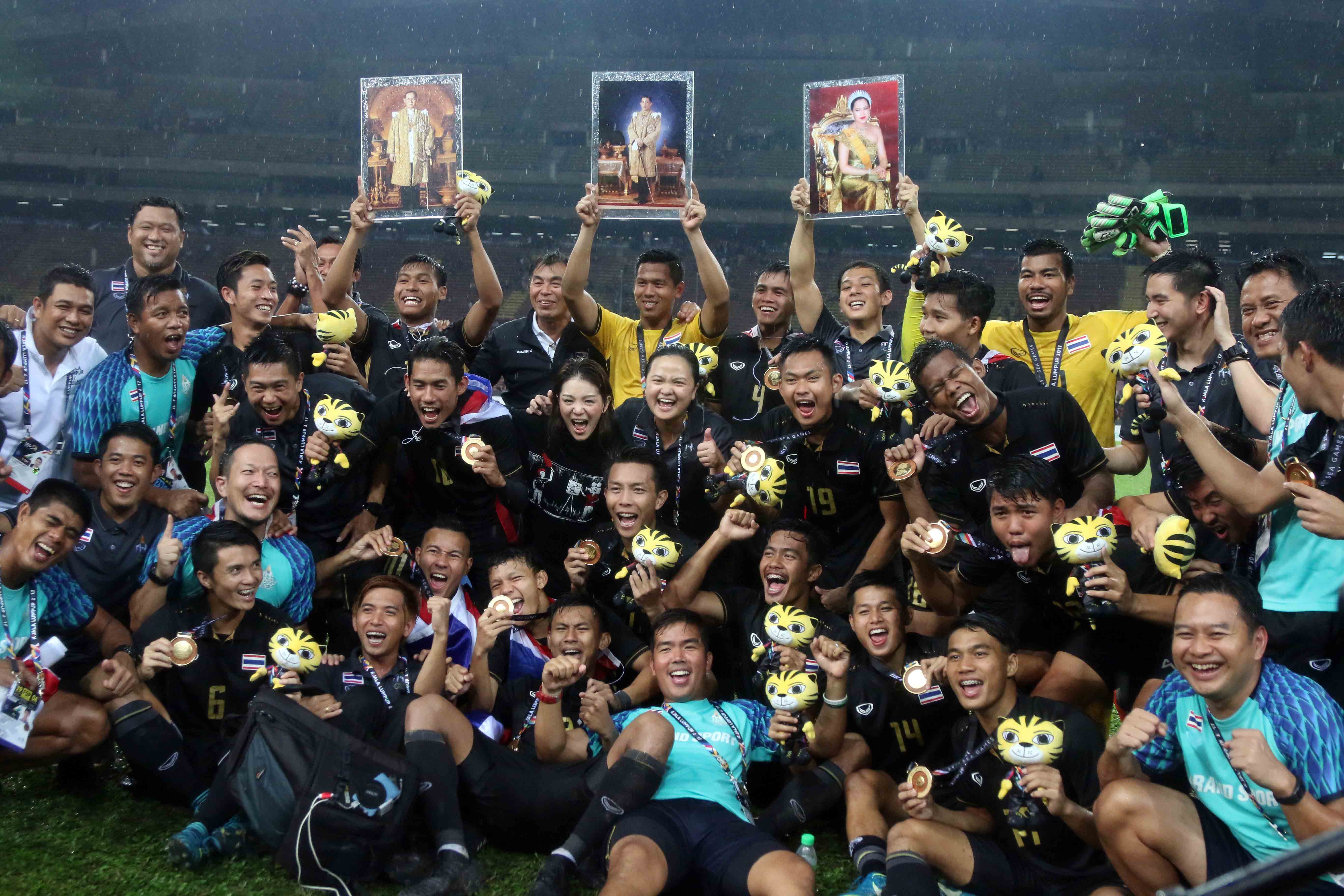 Các cầu thủ U-22 Thái Lan ăn mừng chức vô địch SEA Games lần thứ 16 trong lịch sử. Ảnh: NGUYÊN KHÔI