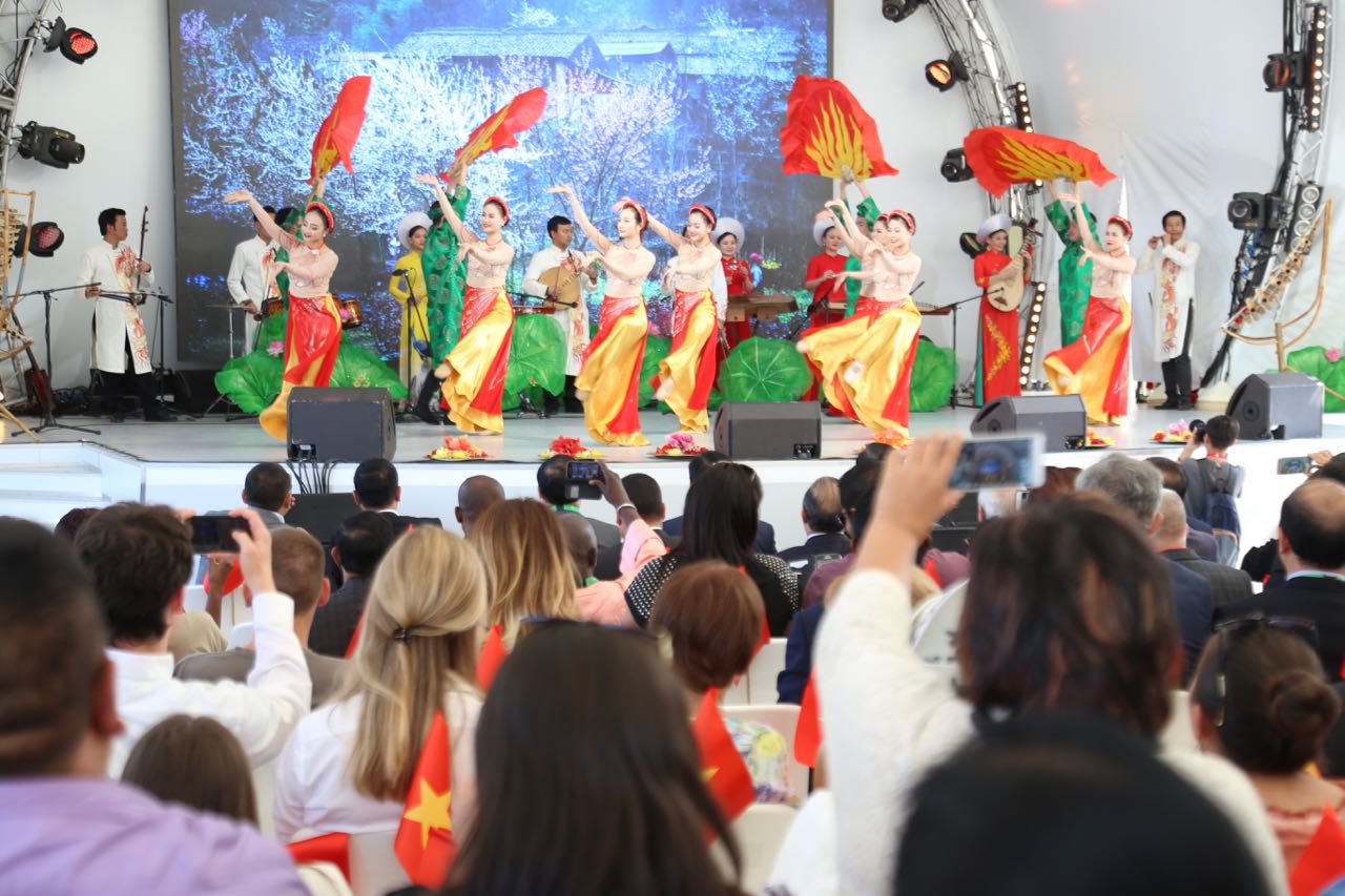 Nhà Triển lãm Việt Nam cũng như các tiết mục ca múa nhạc mang đậm văn hóa truyền thống Việt Nam tạo được sự chú ý lớn của cộng đồng quốc tế tại EXPO 2017