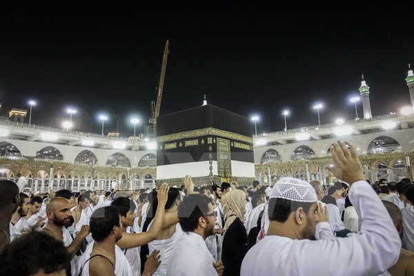 Các tín đồ Hồi giáo cầu nguyện tại thánh địa Mecca, Saudi Arabia ngày 29-8. (Nguồn: EPA/TTXVN)