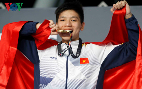 Kình ngư trẻ tuổi Nguyễn Hữu Kim Sơn giành HCV và phá kỷ lục SEA Games ngay lần đầu tiên tham dự đại hội.