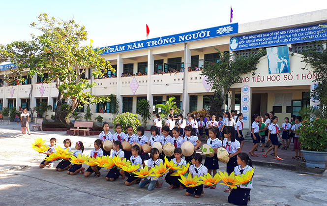 Học sinh Trường tiểu học số 1 Hồng Thủy trong giờ sinh hoạt hò khoan Lệ Thủy.