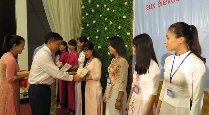 Đồng chí Nguyễn Hữu Hoài, Chủ tịch UBND tỉnh cùng Giáo sư Odon Vallet trao học bổng cho học sinh, sinh viên ưu tú.