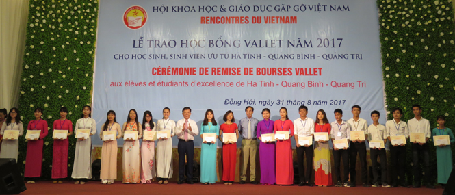 Giáo sư Odon Vallet cùng đồng chí Nguyễn Hữu Hoài, Chủ tịch UBND tỉnh trao học bổng cho sinh viên Trường đại học Quảng Bình có thành tích học tập xuất sắc trong năm học 2016-2017.