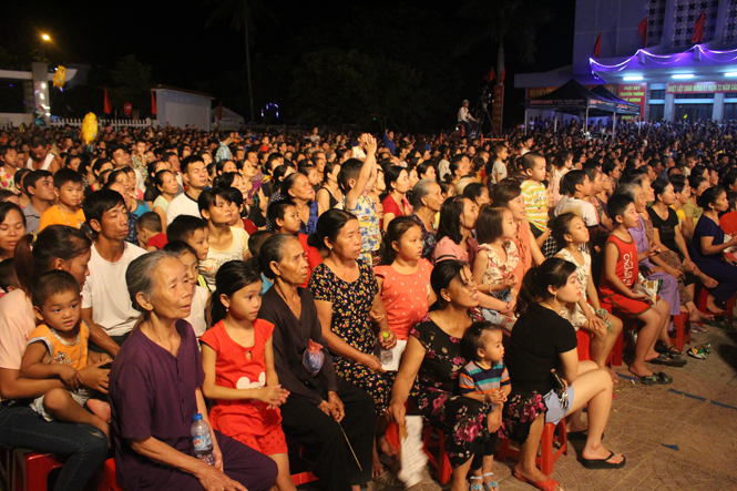 Buổi lễ đón nhận Bằng công nhận Hò khaon Lệ Thủy là Di sản văn hóa phi vật thể cấp Quốc gia thu hút đông đảo người dân đến xem.
