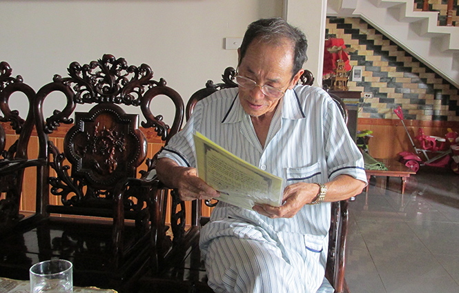 Cụ Nguyễn Lữ với công việc nghiên cứu các tư liệu văn hóa cổ thường ngày.