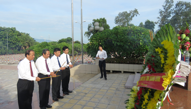  Đoàn đại biểu Tỉnh ủy, Thường trực HĐND, UBND, UBMTTQ Việt Nam tỉnh dâng hương tưởng niệm các anh hùng liệt sỹ.