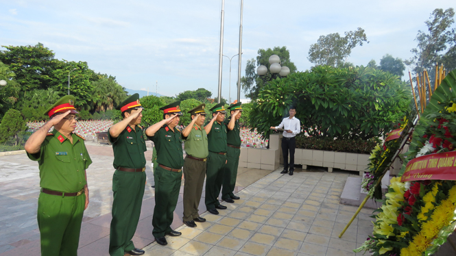 Đoàn đại biểu lực lượng vũ trang tỉnh kính cẩn đặt vòng hoa, thắp hương trước tượng đài Tổ quốc ghi công.
