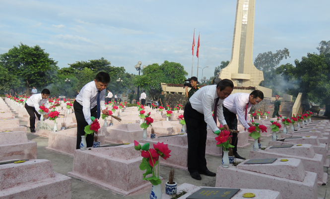 Các đồng chí lãnh đạo tỉnh cùng lãnh đạo các sở, ban, ngành, đoàn thể kính cẩn thắp hương lên phần mộ các anh hùng liệt sỹ.