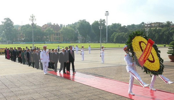 Đoàn đại biểu lãnh đạo Đảng, Nhà nước, Mặt trận Tổ quốc Việt Nam do Tổng Bí thư Nguyễn Phú Trọng dẫn đầu đặt hoa và vào Lăng viếng Chủ tịch Hồ Chí Minh. (Ảnh: Doãn Tấn/TTXVN)