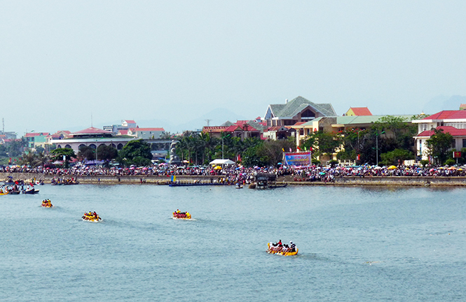 Lễ hội đua trải Đồng Hới đã được nâng tầm thành lễ hội đua thuyền truyền thống trên sông Nhật Lệ.                                                            Ảnh: T.H     