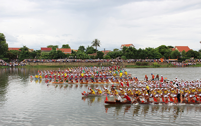 Lễ hội đua thuyền truyền thống trên sông Kiến Giang.