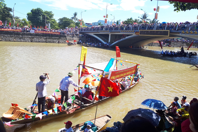 Hàng vạn người dân tập trung hai bên bờ sông Kiến Giang và cầu Phong Xuân để chứng kiến khoảnh khắc về đích của các đò bơi.