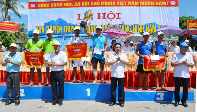  Đồng chí  Trần Hải Châu, Ủy viên Ban Thường vụ, Trưởng ban Nội chính Tỉnh ủy và đại diện lãnh đạo huyện trao giải nhất nhì ba cho các thuyền bơi nam bảng A.