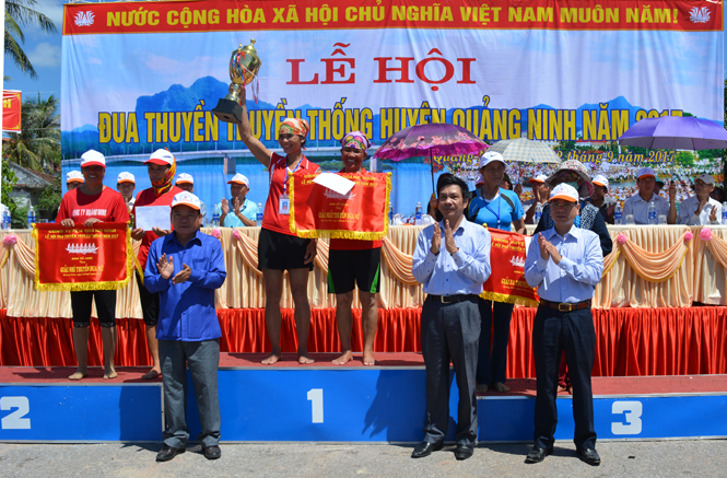 Đồng chí Nguyễn Công Huấn, Ủy viên Ban Thường vụ, Trưởng ban Dân vận Tỉnh ủy đại diện lãnh đạo huyện trao giải nhất nhì ba cho các thuyền đua nữ.