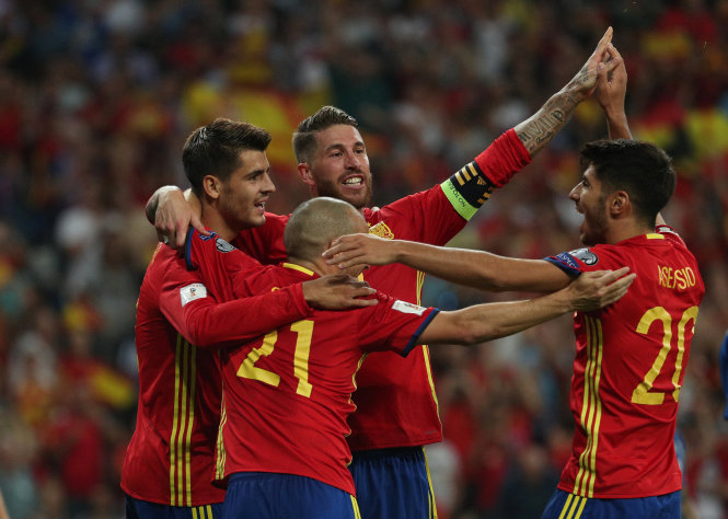 Các cầu thủ Tây Ban Nha ăn mừng bàn thắng vào lưới tuyển Ý. Ảnh: REUTERS