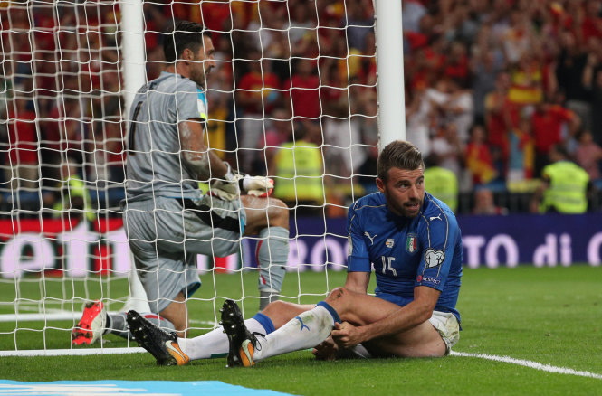 Trận thua đậm trước Tây Ban Nha, nhiều khả năng khiến Ý phải đá playoff tranh suất đến Nga. Ảnh: REUTERS