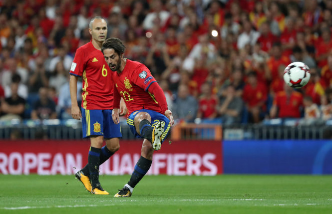 Isco sút phạt đẹp mắt ghi bàn mở tỉ số cho Tây Ban Nha. Ảnh: REUTERS