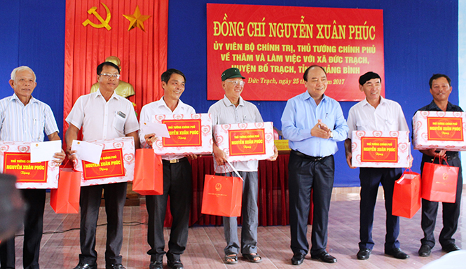 Thủ tướng Nguyễn Xuân Phúc tặng quà cho cán bộ, nhân dân xã Đức Trạch, huyện Bố Trạch.