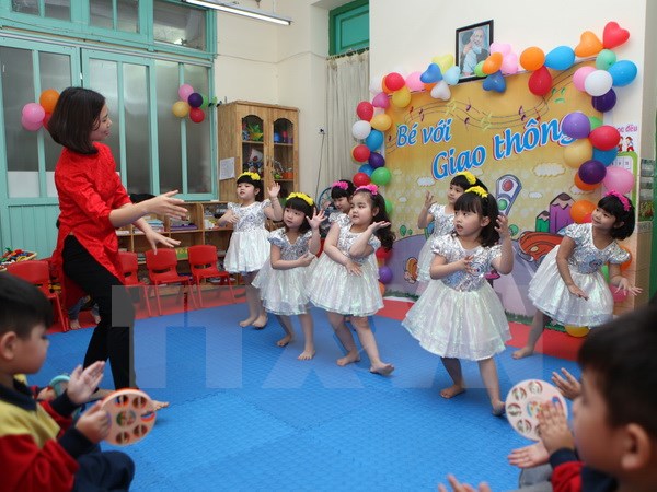 Giờ học múa của trẻ lớp 5 tuổi, trường Mẫu giáo Mầm non B, Hà Nội. (Ảnh: Quý Trung/TTXVN)