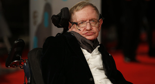 Bác học Stephen Hawking rất lo lắng về khả năng người ngoài hành tinh thông minh hơn sẽ thôn tính trái đất - Ảnh: AFP