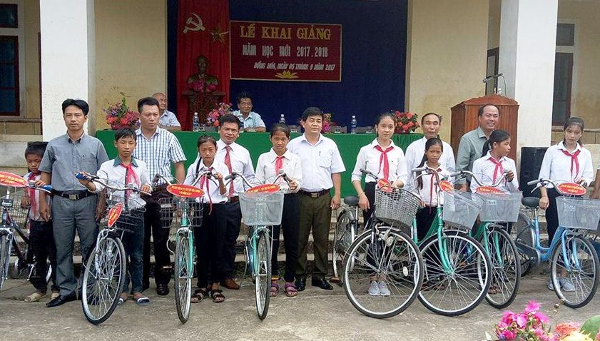  Đại diện các nhà hảo tâm tặng xe đạp cho học sinh Trường THCS Đồng Hóa
