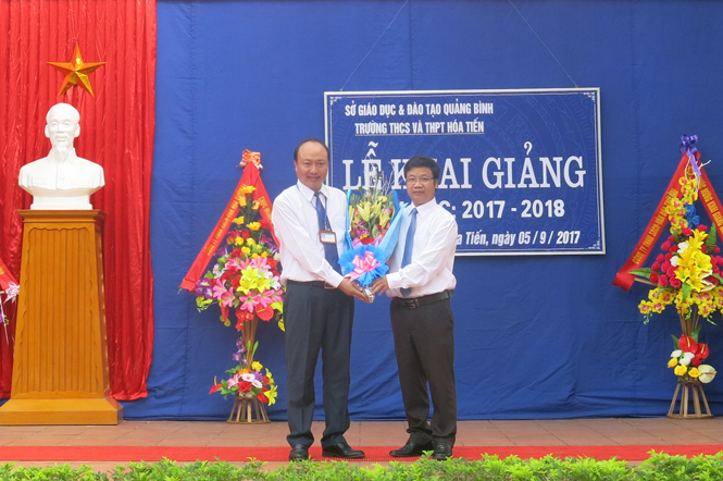 Đồng chí Cao Văn Định, Ủy viên Ban Thường vụ, Trưởng Ban Tuyên giáo Tỉnh ủy tặng hoa cho Trường THCS và THPT Hóa Tiến