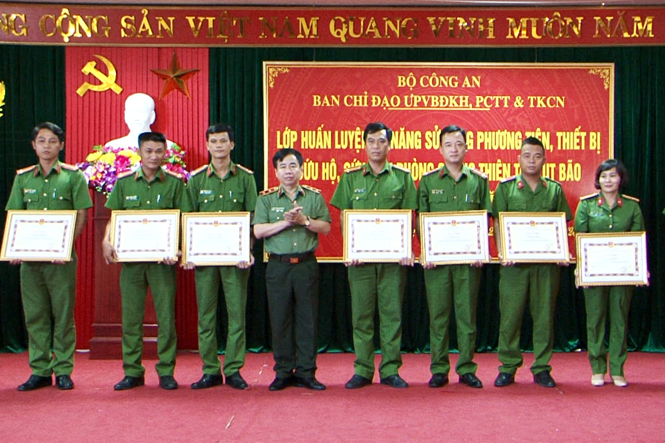 Trung tướng Phạm Quang Cử - Phó tổng cục trưởng, Tổng cục Hậu cần - Kỹ thuật, Bộ Công an tặng bằng khen của Tổng cục cho các tập thể, cá nhân xuất sắc