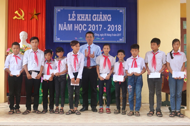 Đồng chí Trần Công Thuật trao học bổng cho các em học sinh nghèo vượt khó học giỏi