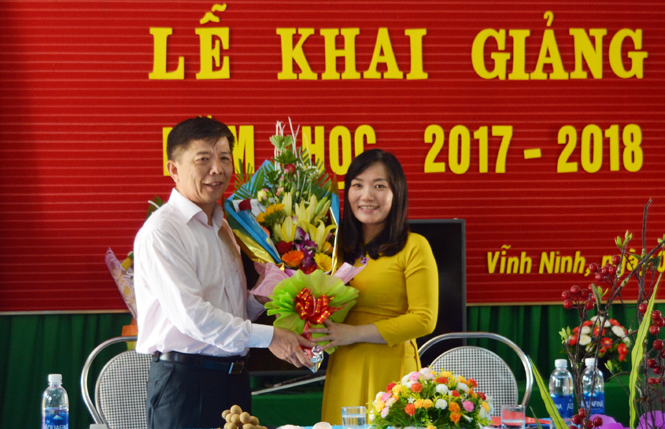  Đồng chí Nguyễn Hữu Hoài, Chủ tịch UBND tỉnh tặng hoa chúc mừng thầy trò Trường TH và Trường mầm non xã Vĩnh Ninh.
