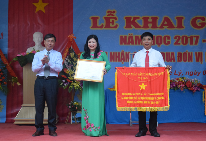Đồng chí Lê Văn Phúc đã trao tặng cờ thi đua đơn vị dẫn đầu cấp học cho Trường THCS số 1 Bắc Lý.