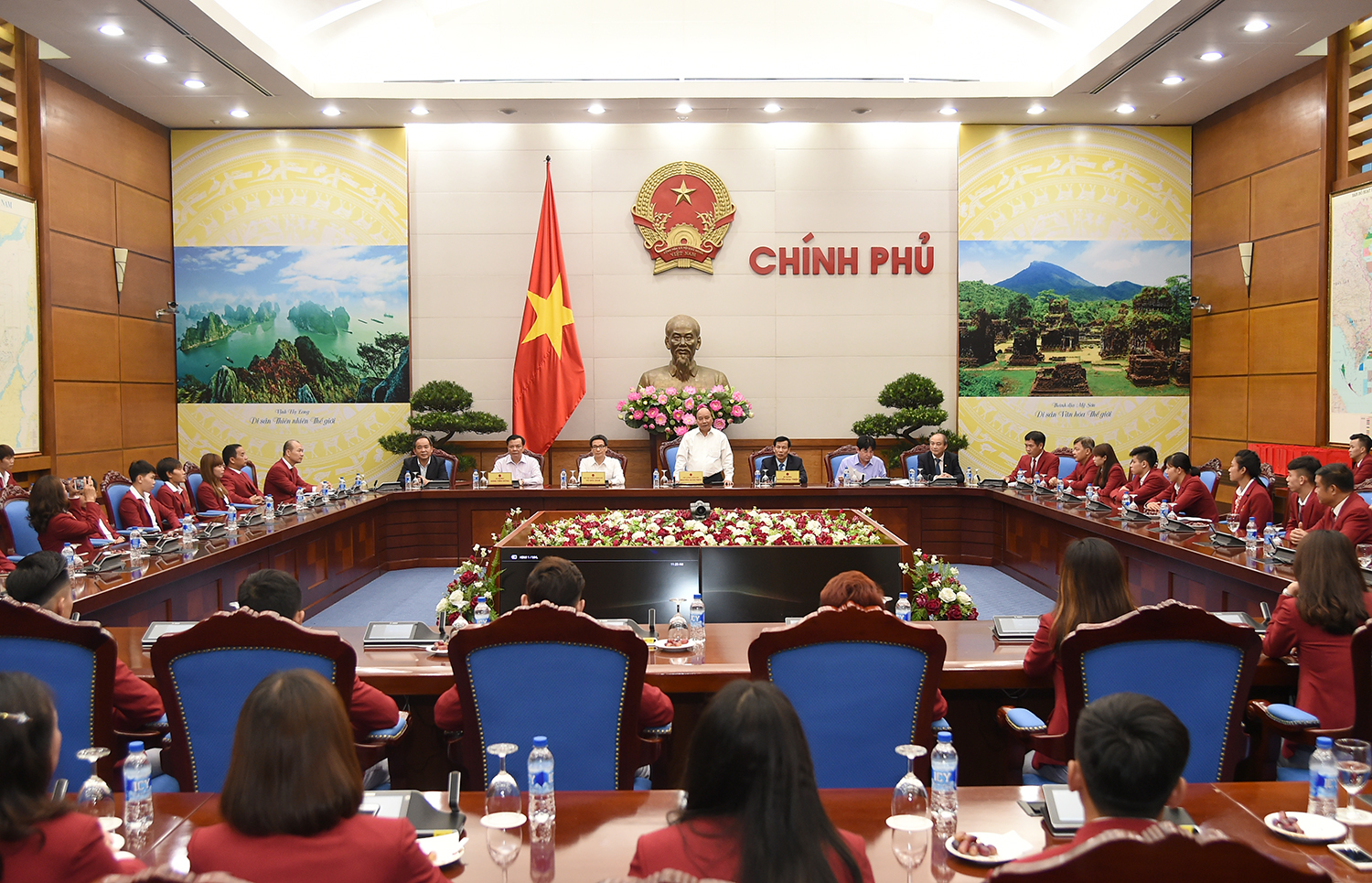  Thủ tướng Nguyễn Xuân Phúc biểu dương thành tích mà Đoàn TTVN đạt được tại SEA Games 29. Ảnh: VGP/Quang Hiếu