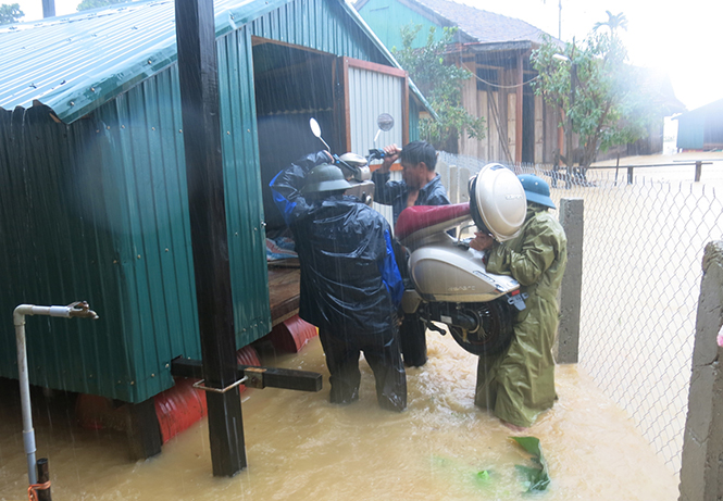 Nhiều ngôi nhà nổi ở xã Tân Hóa được Công ty Oxalis hỗ trợ đã phát huy hiệu quả trong mùa mưa lũ.
