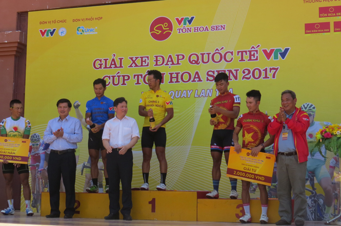 Các đồng chí Nguyễn Tiến Hoàng, Phó Chủ tịch UBND tỉnh, Trần Vũ Khiêm, Giám đốc Sở Văn hóa – Thể thao trao giải thưởng cho các vận động viên xuất sắc nhất chặng 5