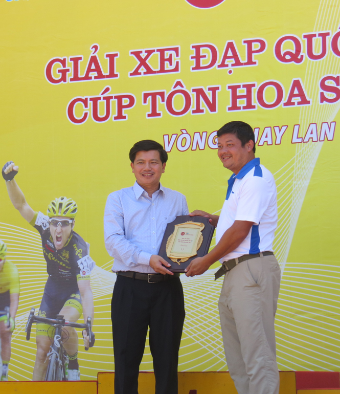 Ban tổ chức Cuộc đua xe đạp quốc tế VTV Cúp Tôn Hoa Sen 2017 trao biểu tượng cuộc đua cho tỉnh Quảng Bình
