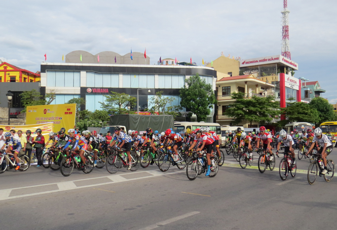 Các tay đua xuất phát chặng thứ 6 từ thành phố Đồng Hới đi thành phố Huế