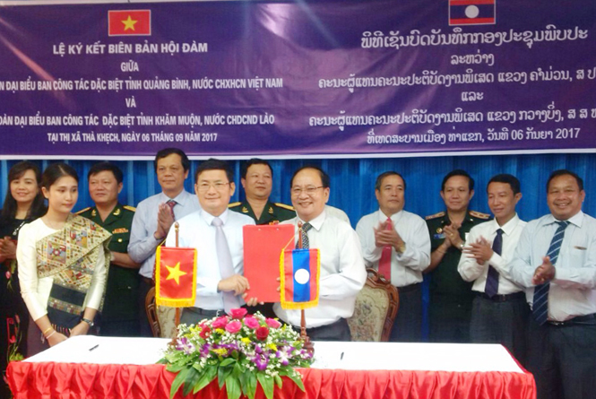 Lãnh đạo hai tỉnh Quảng Bình và Khăm Muộn ký kết biên bản hợp tác.