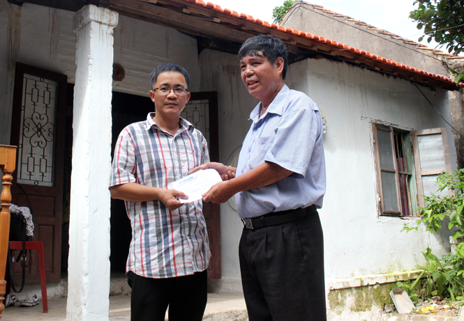 Tác giả Ngô Thanh Long trao số tiền hỗ trợ cho đại diện gia đình Hiền, Thắng