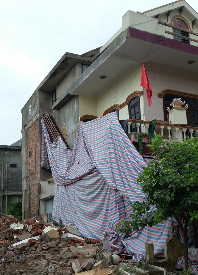 Bức tường phòng khách của gia đình ông Nguyễn Công Vỹ bị hư hỏng nặng trong quá trình ông Tưởng Xuân Ba phá bỏ ngôi nhà