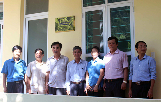 Lãnh đạo LĐLĐ tỉnh và UBND huyện Minh Hóa bàn giao nhà công vụ cho Trường tiểu học và THCS Thượng Hóa, huyện Minh Hóa.