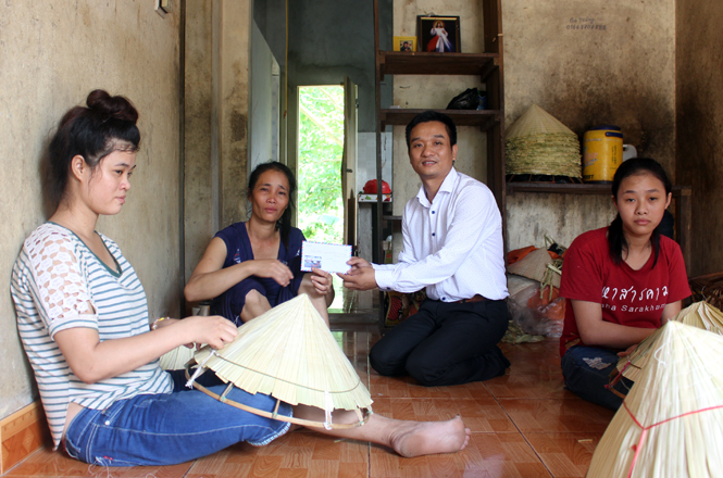 Đại diện nhóm thiện nguyện Quảng Bình trao tiền ủng hộ cho chị Hạnh.