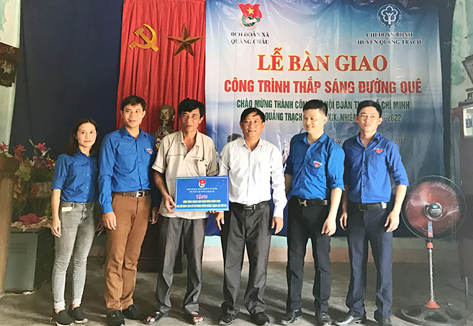 Chi đoàn BHXH huyện Quảng Trạch bàn giao công trình “Thắp sáng đường quê” tại xã Quảng Châu.