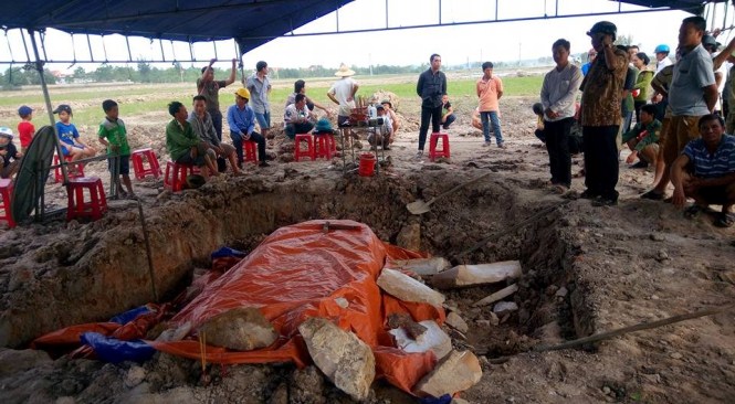 Ngôi mộ được phát hiện tại cánh đồng Cồn Tràm ở thôn Pháp Kệ , xã Quảng Phương (Quảng Trạch) 