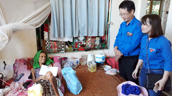 Chi đoàn Công ty TNHH MTV Khai thác công trình thủy lợi đến thăm và tặng quà cho bà Trương Thị Hoa