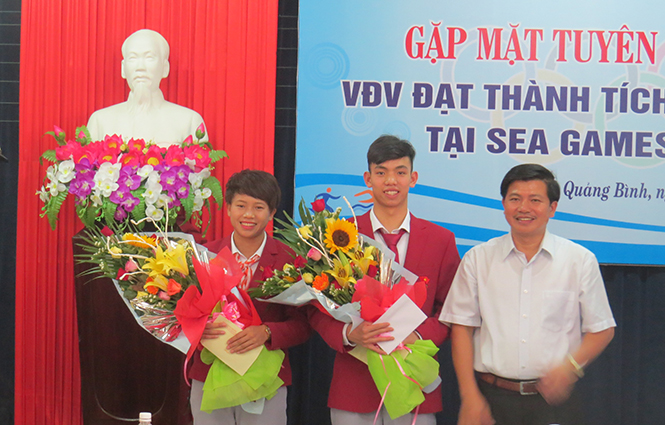 Đồng chí Trần Vũ Khiêm, Giám đốc Sở Văn hóa - Thể thao tặng hoa chúc mức 2 vận động viên